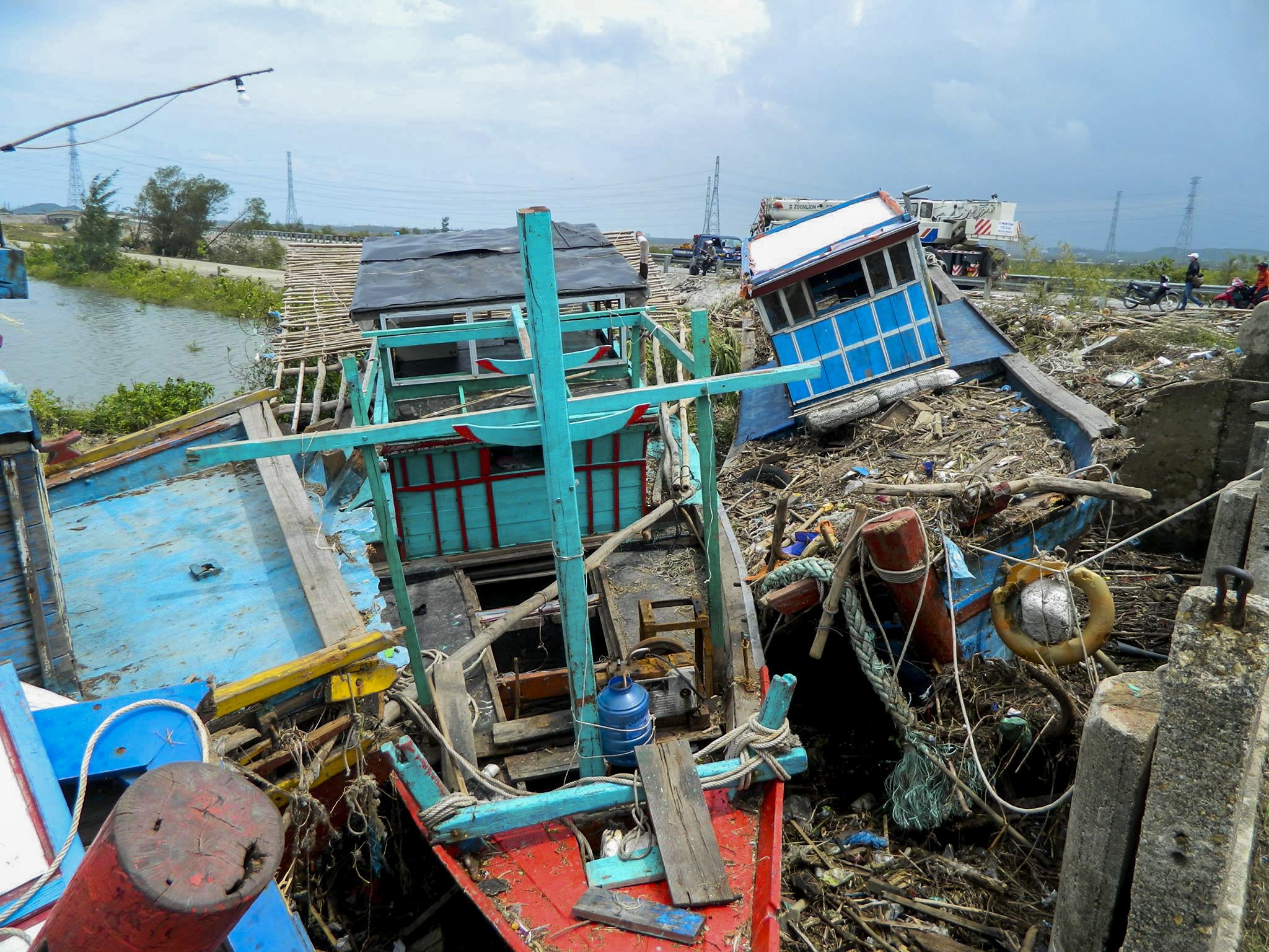 tàu đánh xơ xác sau bão số 10 ảnh 6 tau danh xo xac sau bao so 10 anh 6