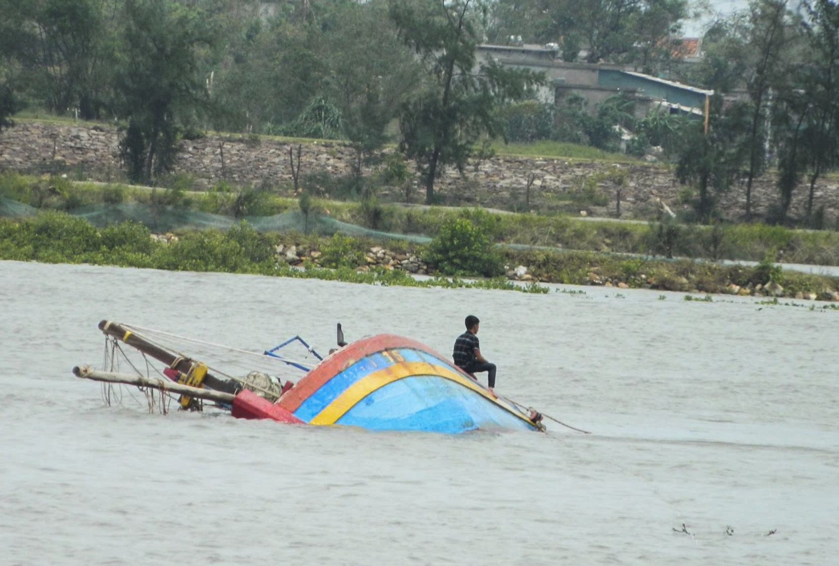 tàu đánh xơ xác sau bão số 10 ảnh 10 tau danh xo xac sau bao so 10 anh 10