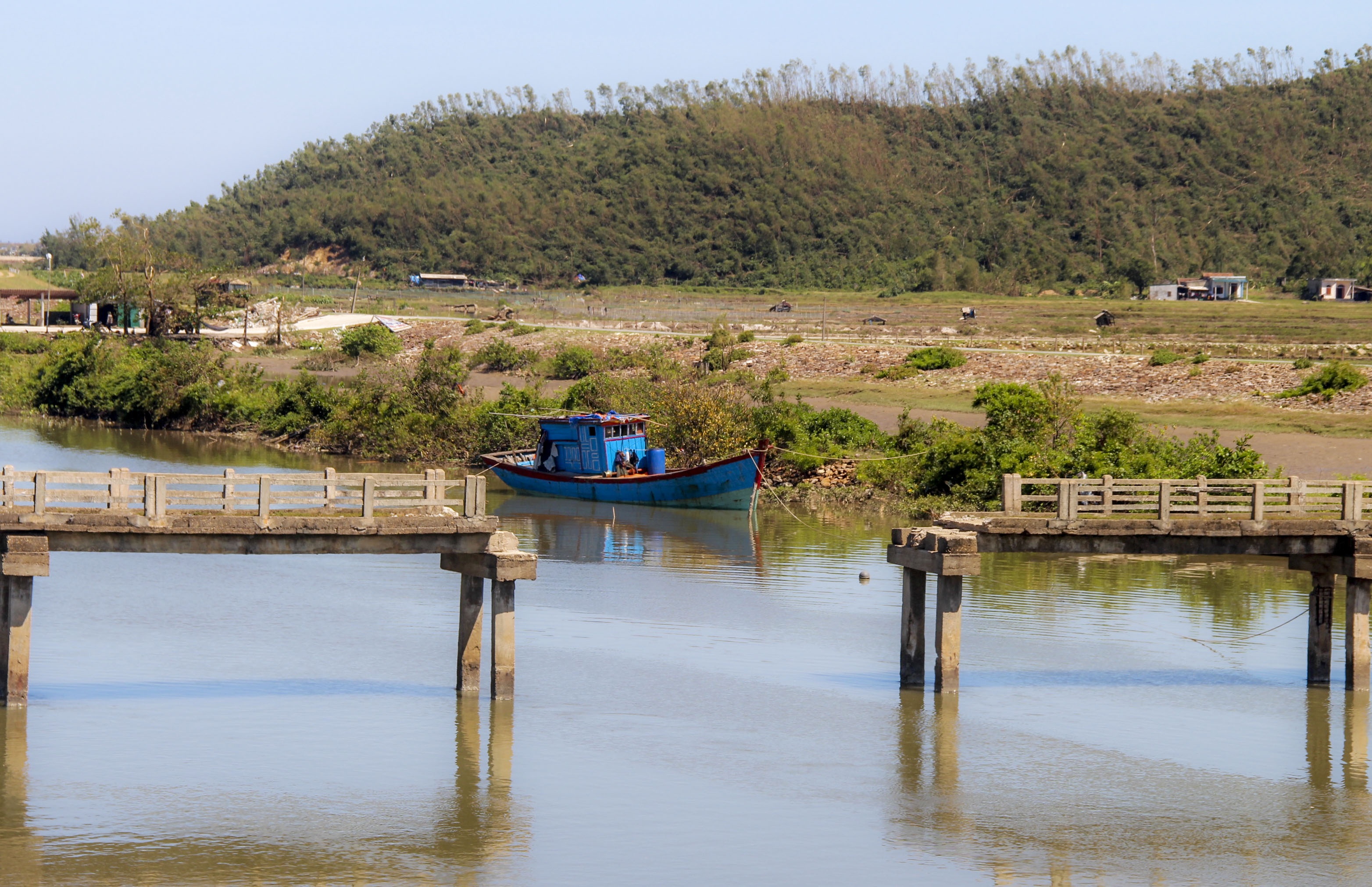 tàu đánh xơ xác sau bão số 10 ảnh 11 tau danh xo xac sau bao so 10 anh 11