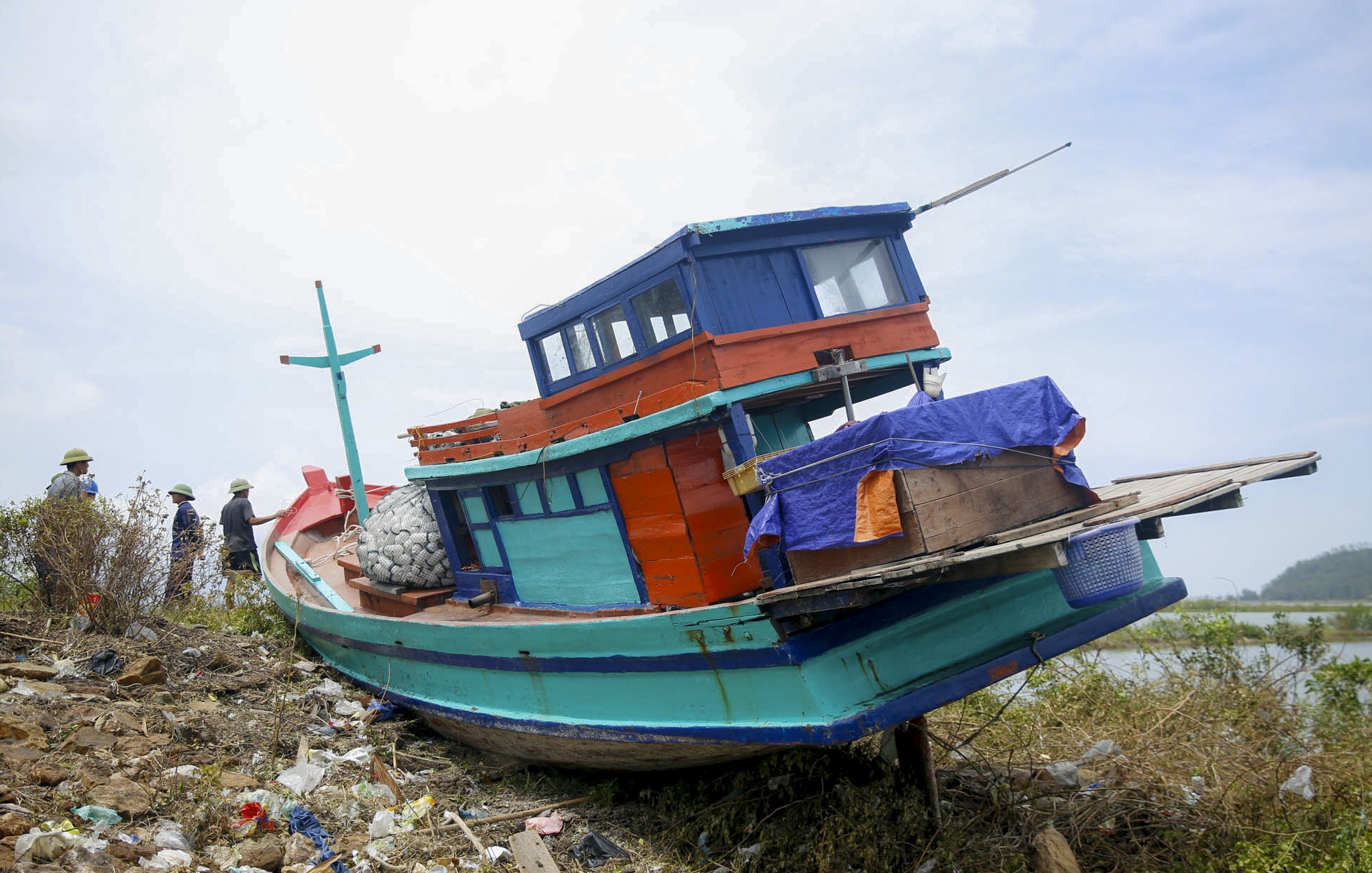 tàu đánh xơ xác sau bão số 10 ảnh 3 tau danh xo xac sau bao so 10 anh 3