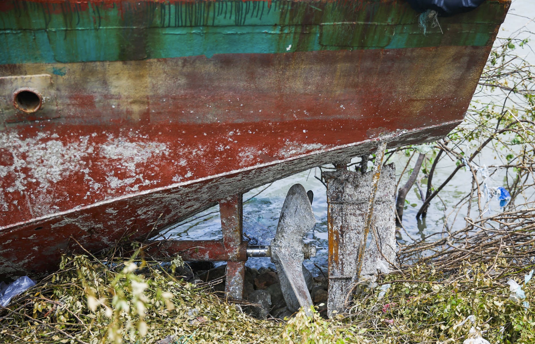 tàu đánh xơ xác sau bão số 10 ảnh 8 tau danh xo xac sau bao so 10 anh 8