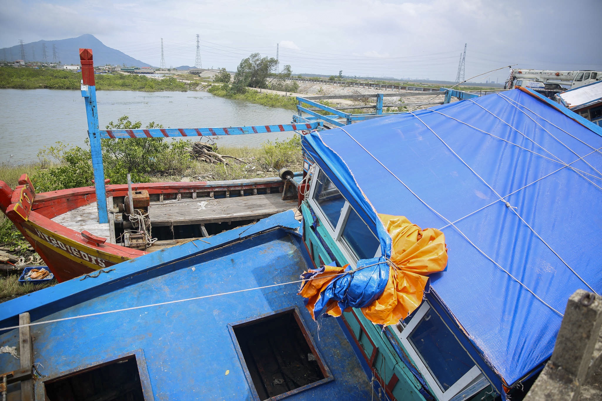 tàu đánh xơ xác sau bão số 10 ảnh 4 tau danh xo xac sau bao so 10 anh 4