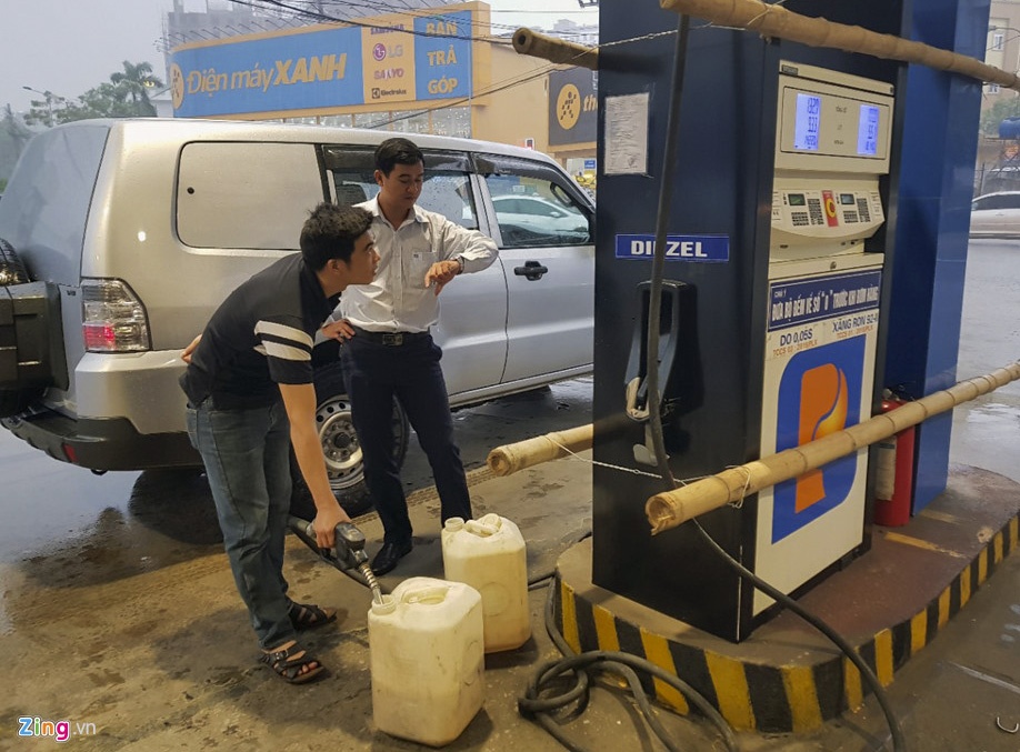 lợi dụng bão tăng giá xăng ảnh 1 loi dung bao tang gia xang anh 1