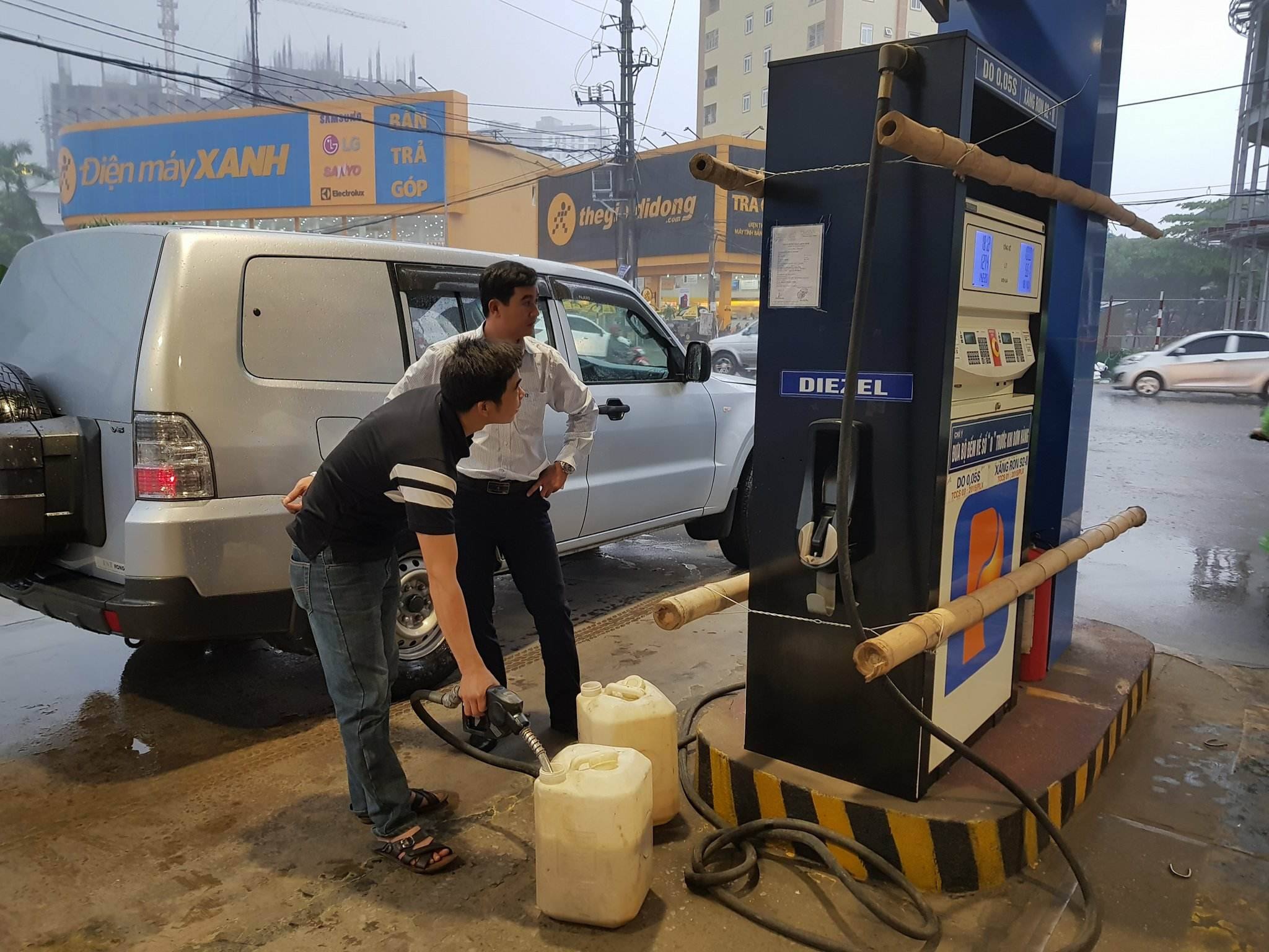 Dong cua cay xang tu y tang gia sau bao so 10 o Ha Tinh hinh anh