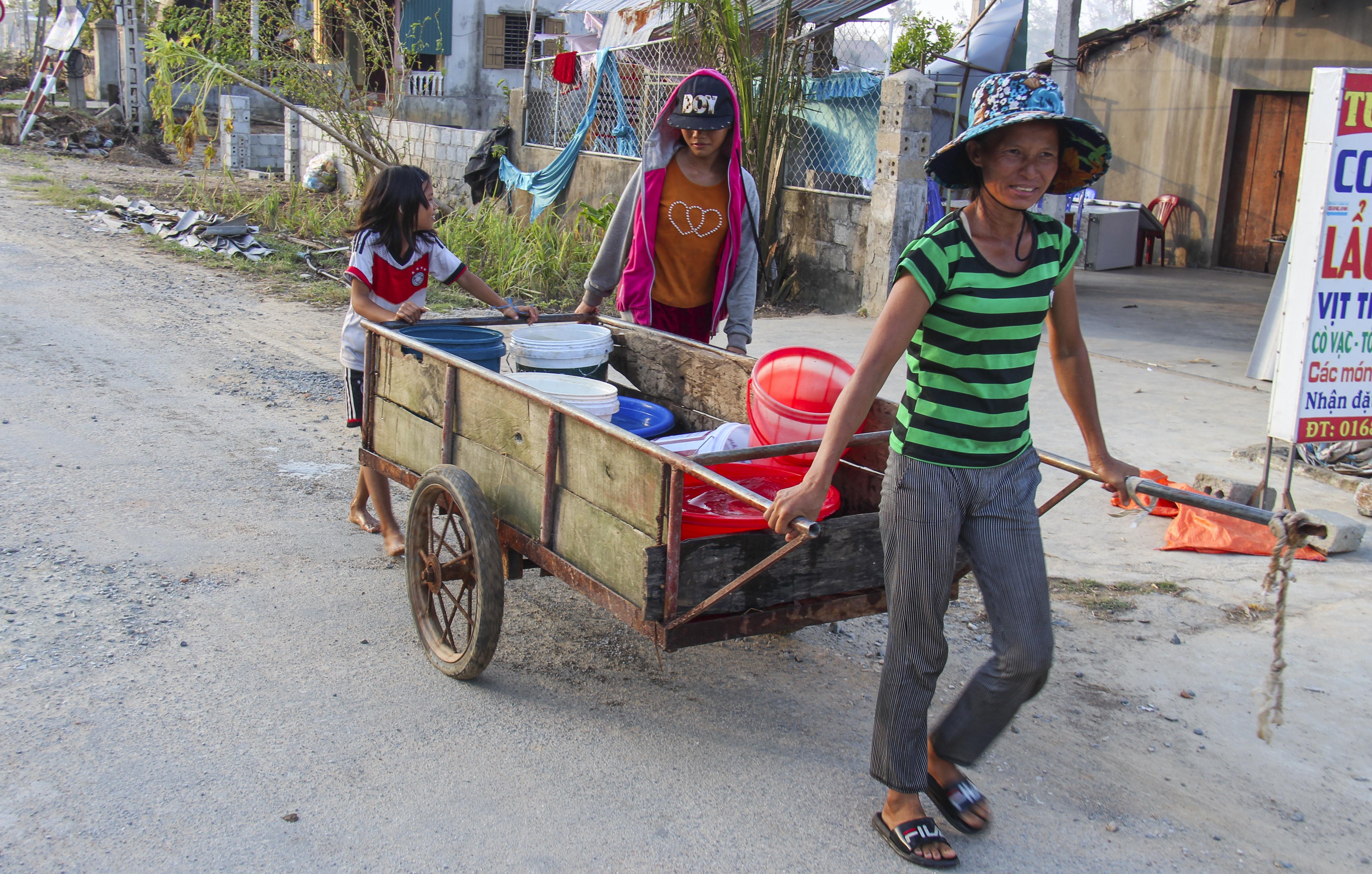 Nguoi dan khon don vi nuoc sinh hoat nhiem man sau bao so 10 hinh anh