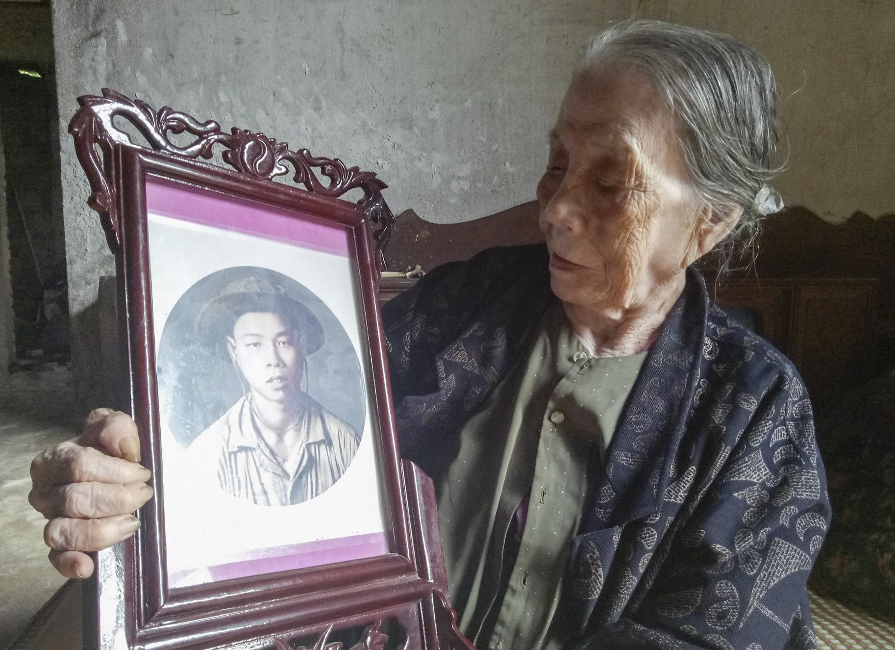 Gan nua the ky me moi biet con hy sinh vi giay bao tu bi 'bo quen' hinh anh