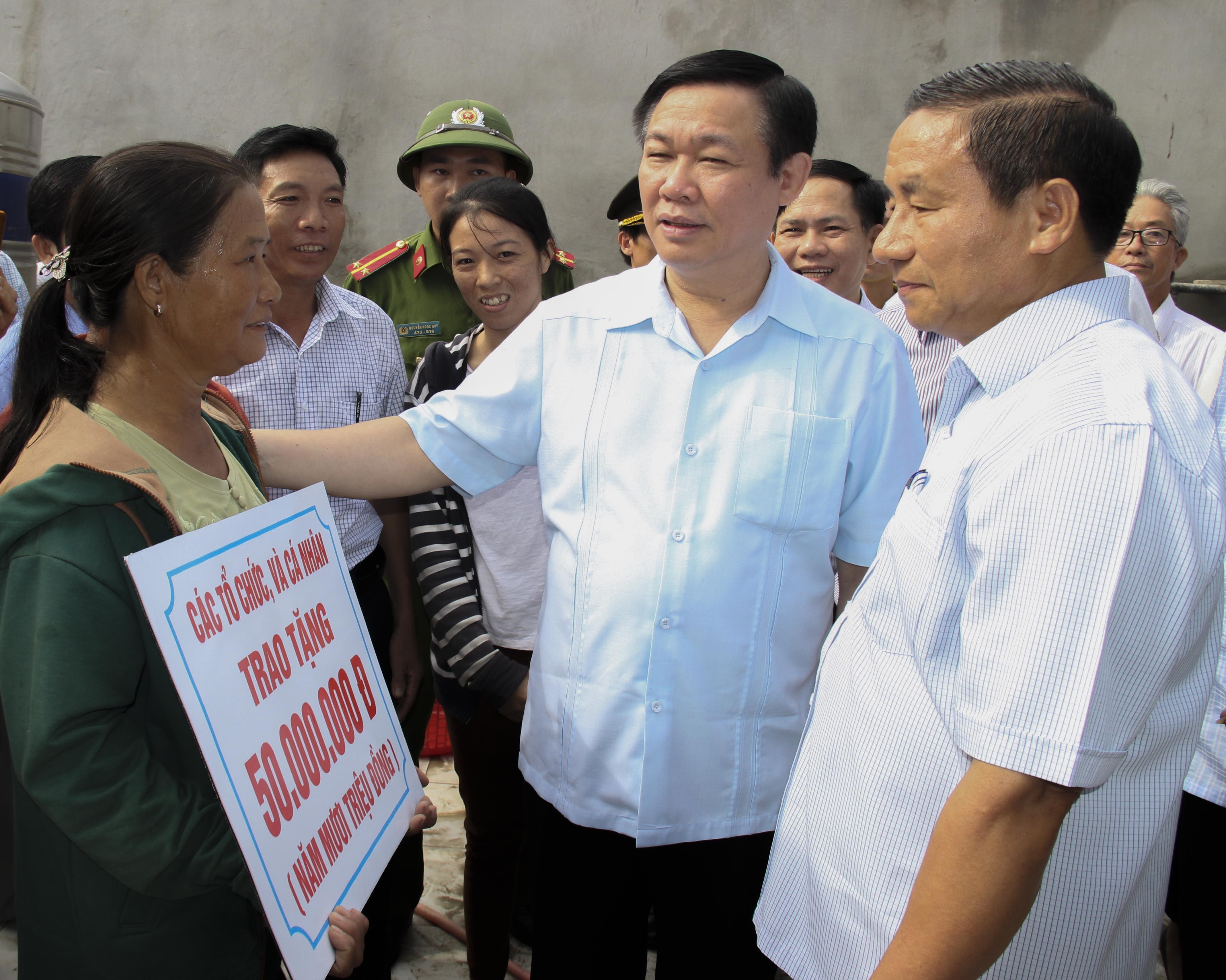 Pho thu tuong Vuong Dinh Hue tham, tang qua nguoi dan vung bao so 10 hinh anh