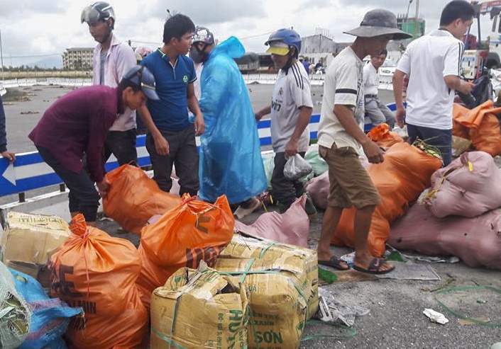 Khong ai hoi cua khi 20 tan hoa qua tran ra duong sau vu tai nan hinh anh