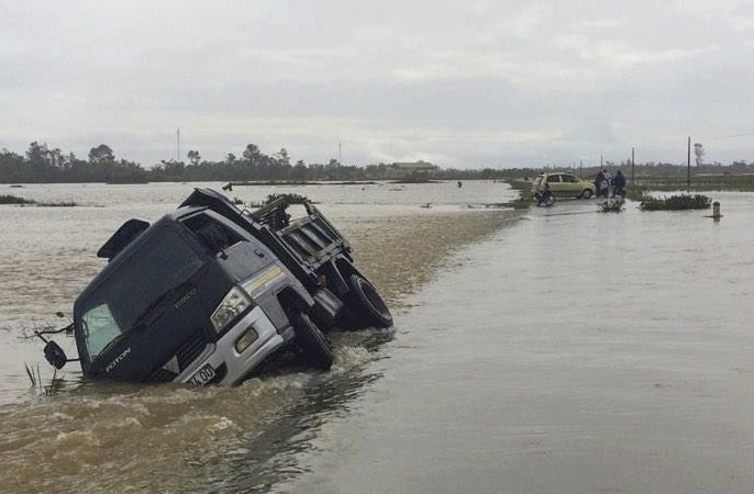 Mua lon lam nhieu vung o Ha Tinh co lap, xe tai bi cuon troi hinh anh