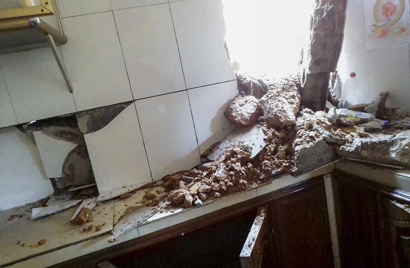 sạt lở đất làm đổ sập hai nhà dân ảnh 2 sat lo dat lam do sap hai nha dan anh 2