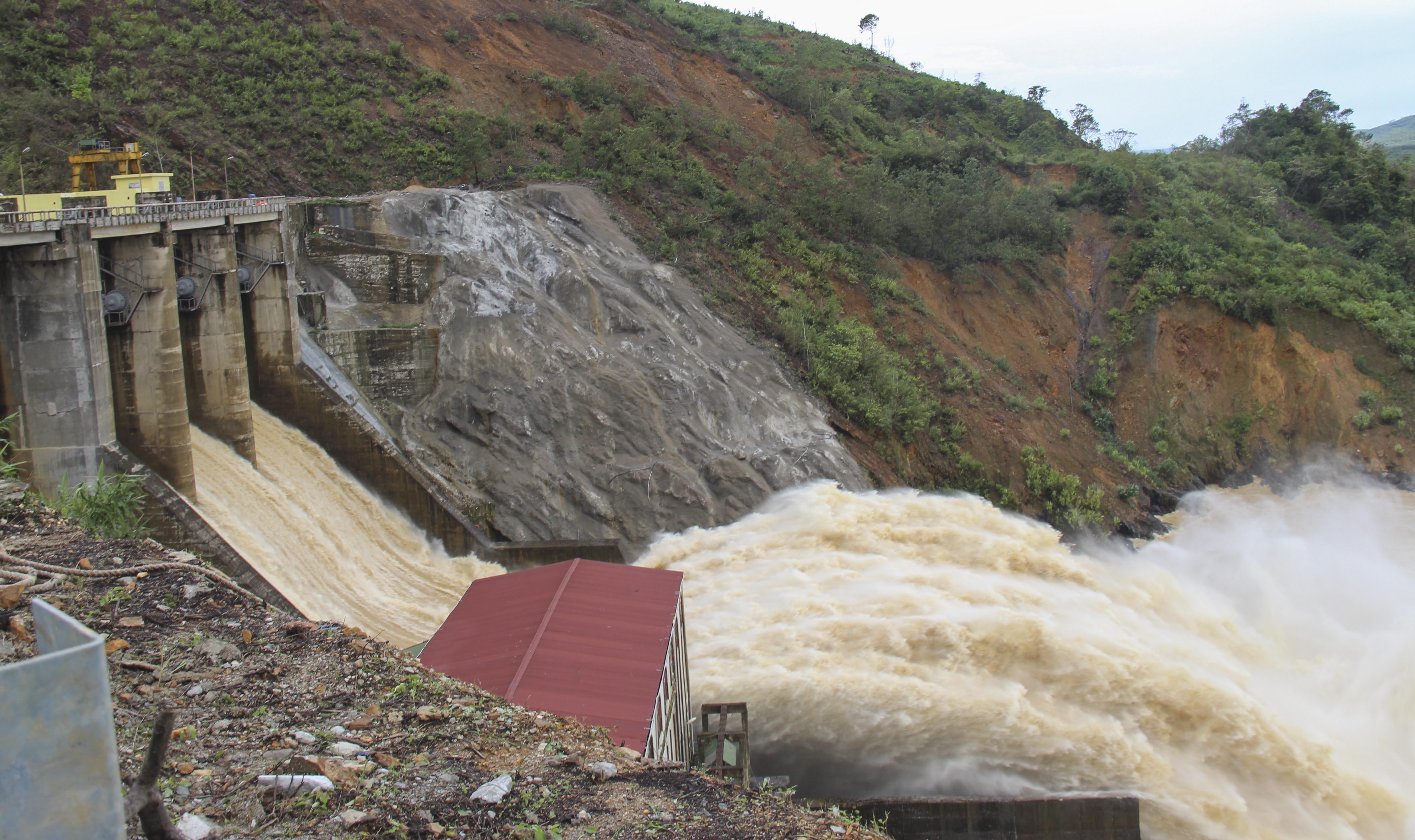 Thuy dien Ho Ho mo 3 van xa tran lu ve vung ha du hinh anh