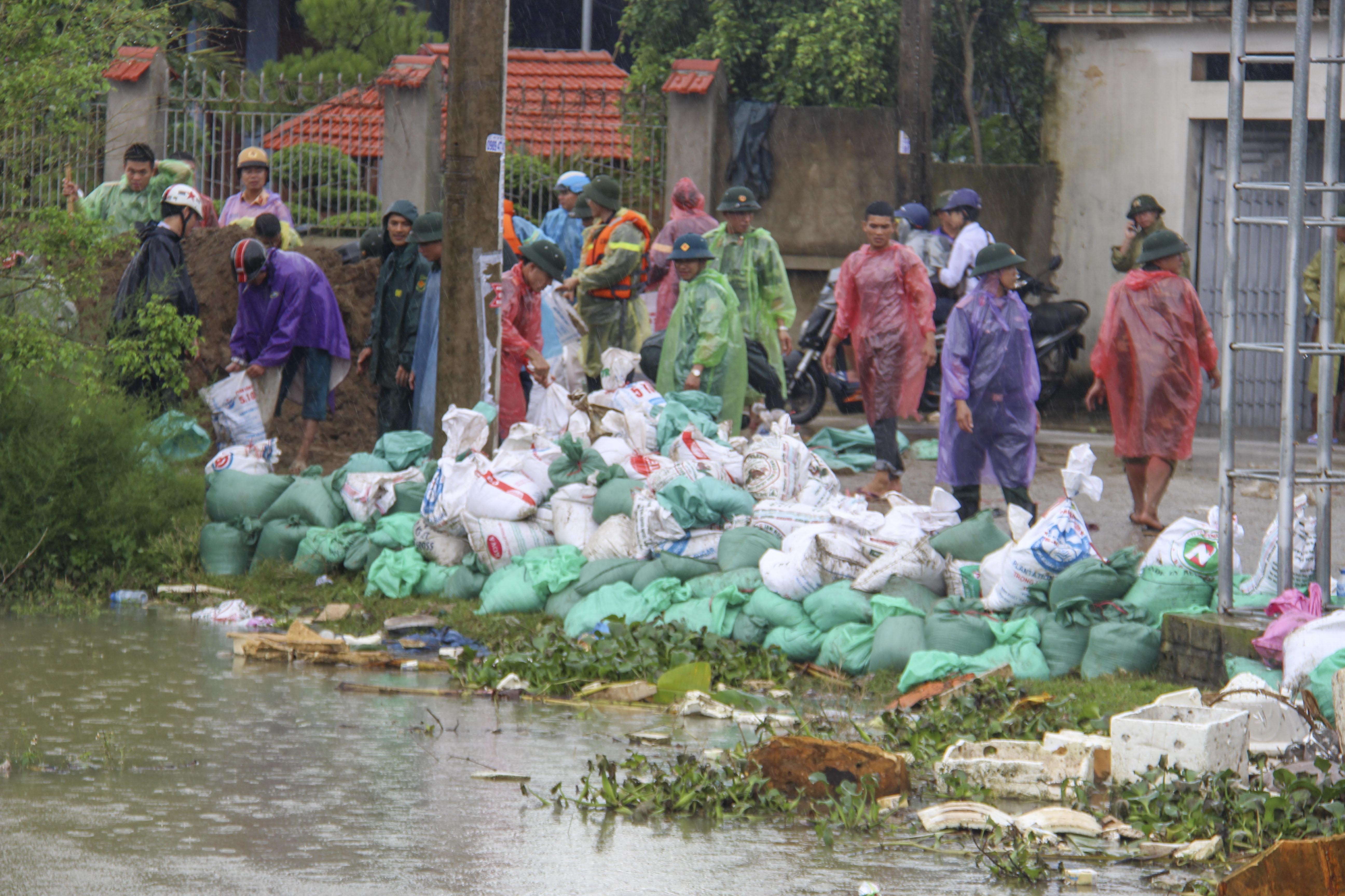 Hon 200 nguoi doi mua ke song ngan nuoc lu tran vao nha dan hinh anh