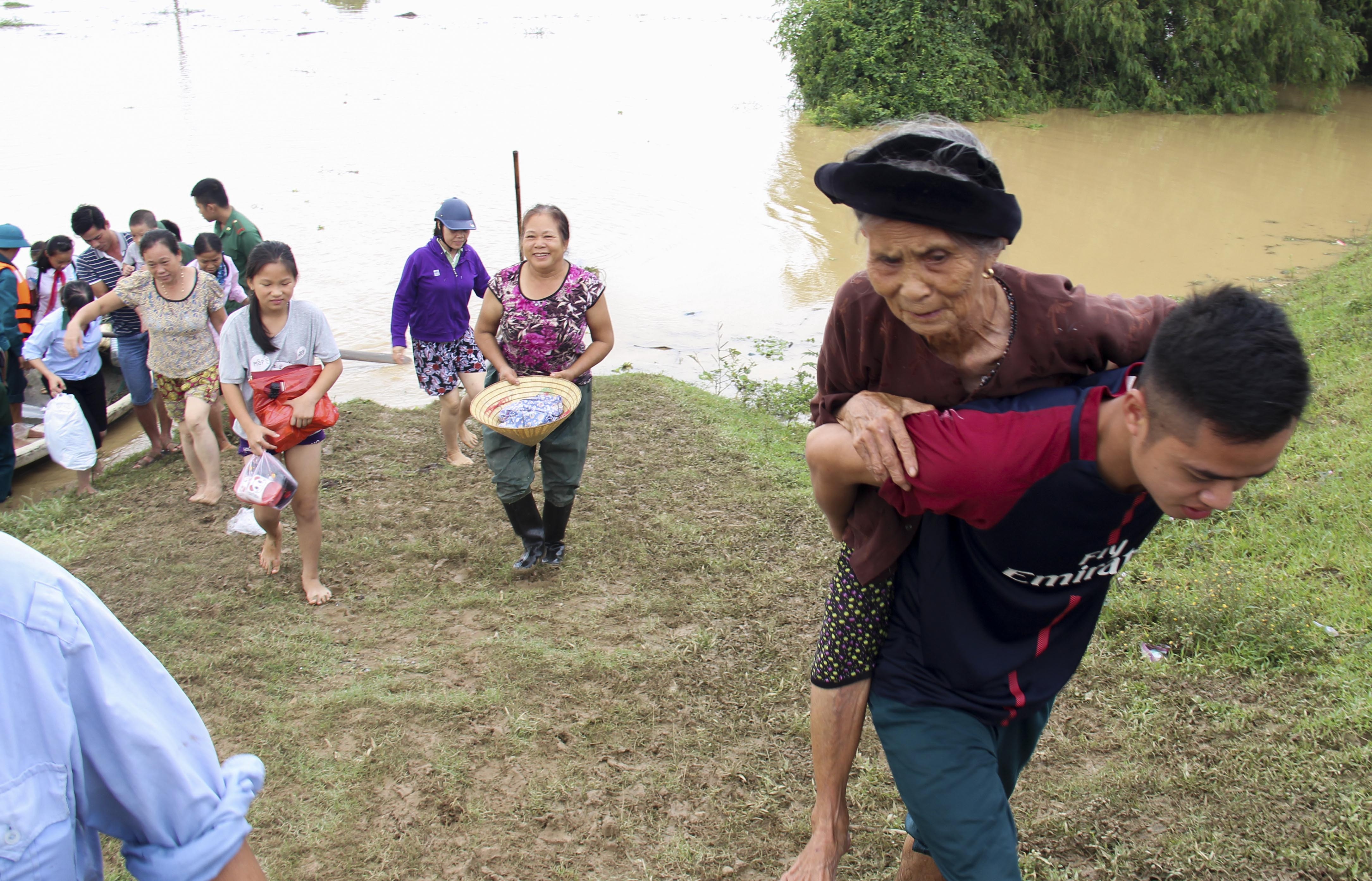 Canh hang tram ho dan 'oc dao' di doi trong nuoc lu hinh anh