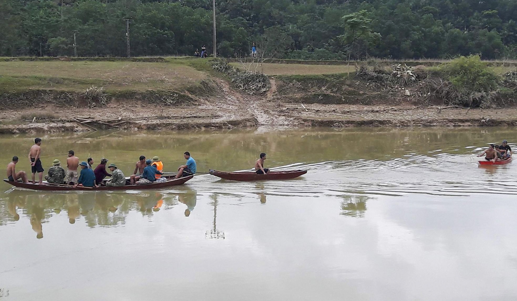 Nguoi dan ong 65 tuoi bi cuon troi 250 m khi boi qua song tim trau hinh anh
