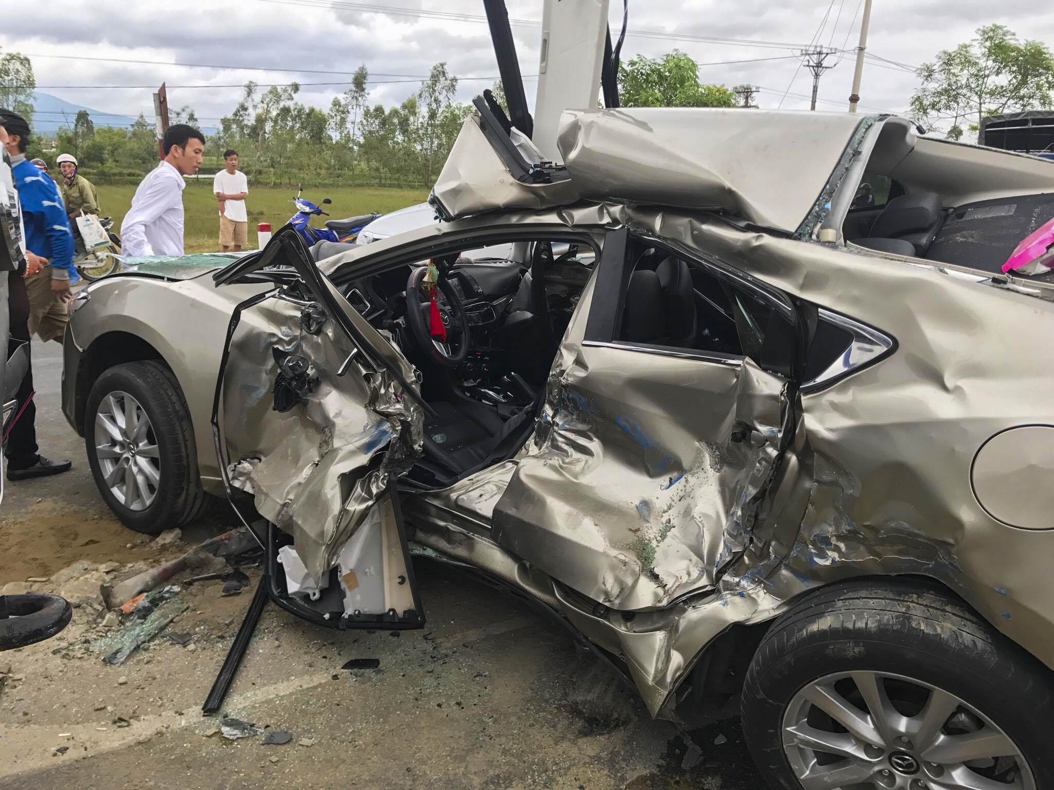 dùng xà beng cạy cửa cứu tài xế ảnh 2 dung xa beng cay cua cuu tai xe anh 2