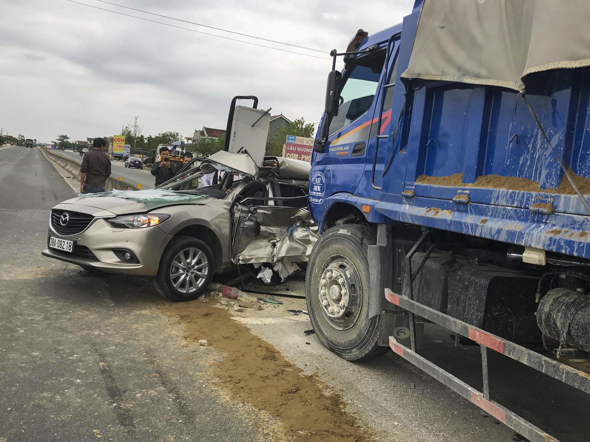 Nguoi dan pha cua oto 4 cho dua tai xe mac ket ra ngoai hinh anh