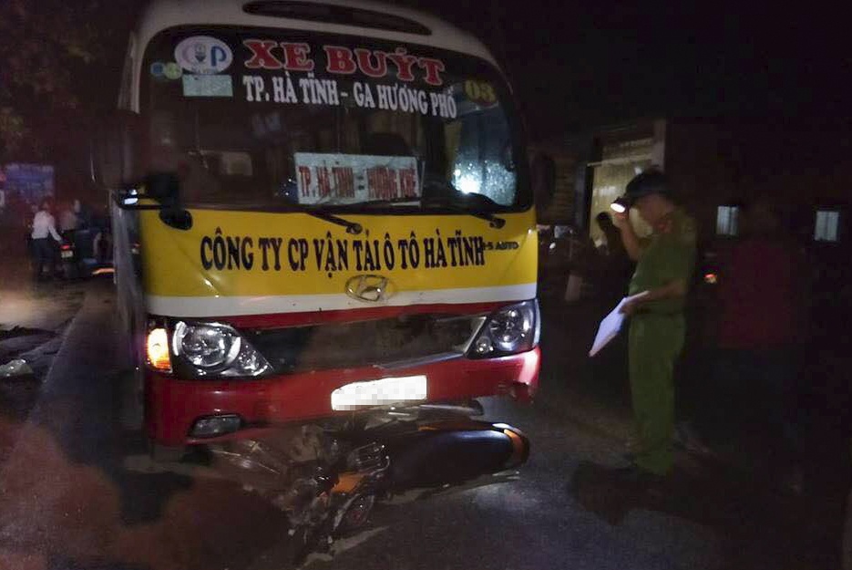 Xe may dau dau xe buyt, mot phu nu 31 tuoi thiet mang hinh anh