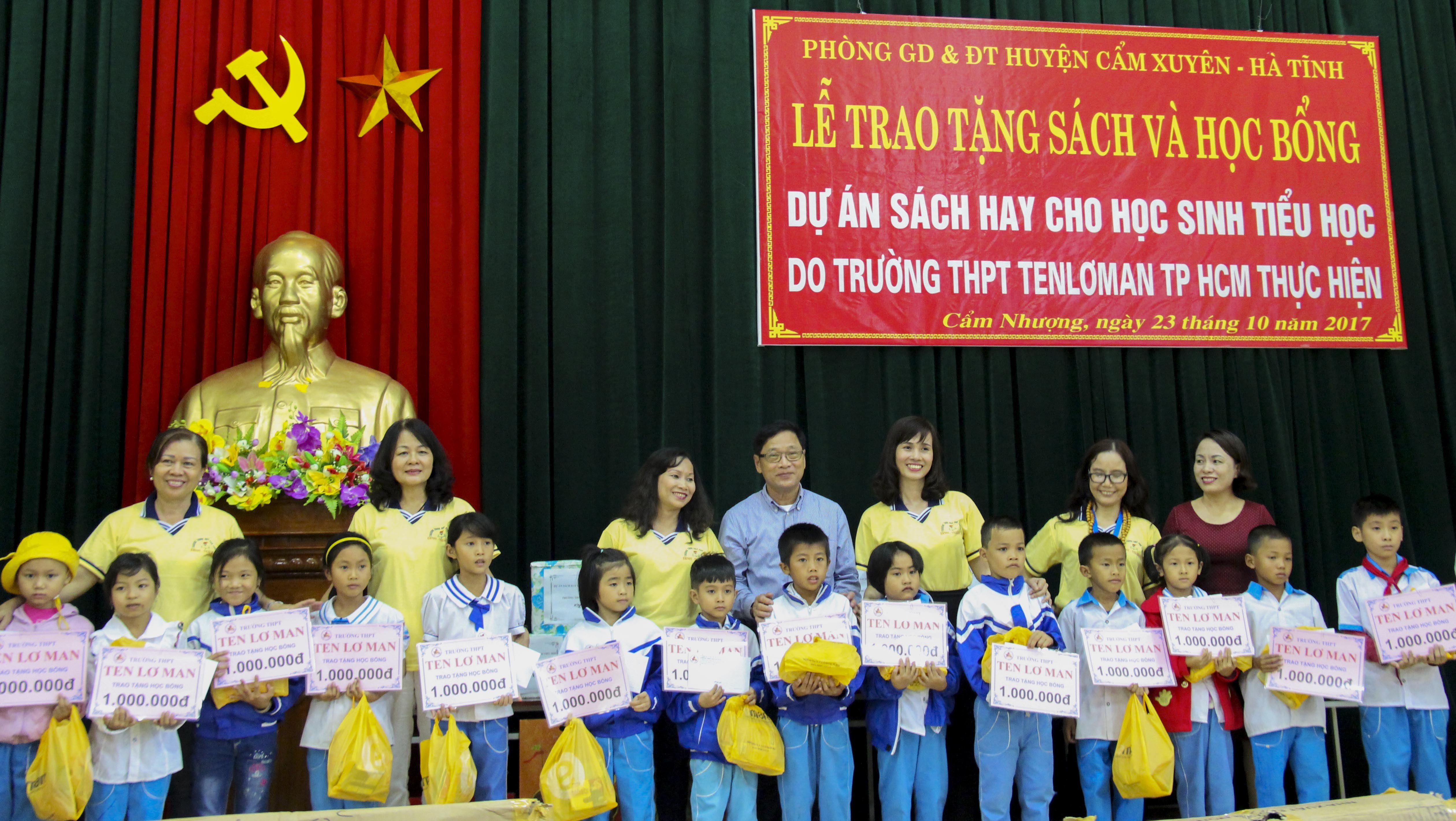 Hoi Xuat ban Viet Nam tang sach va hoc bong cho tre em vung lu Ha Tinh hinh anh