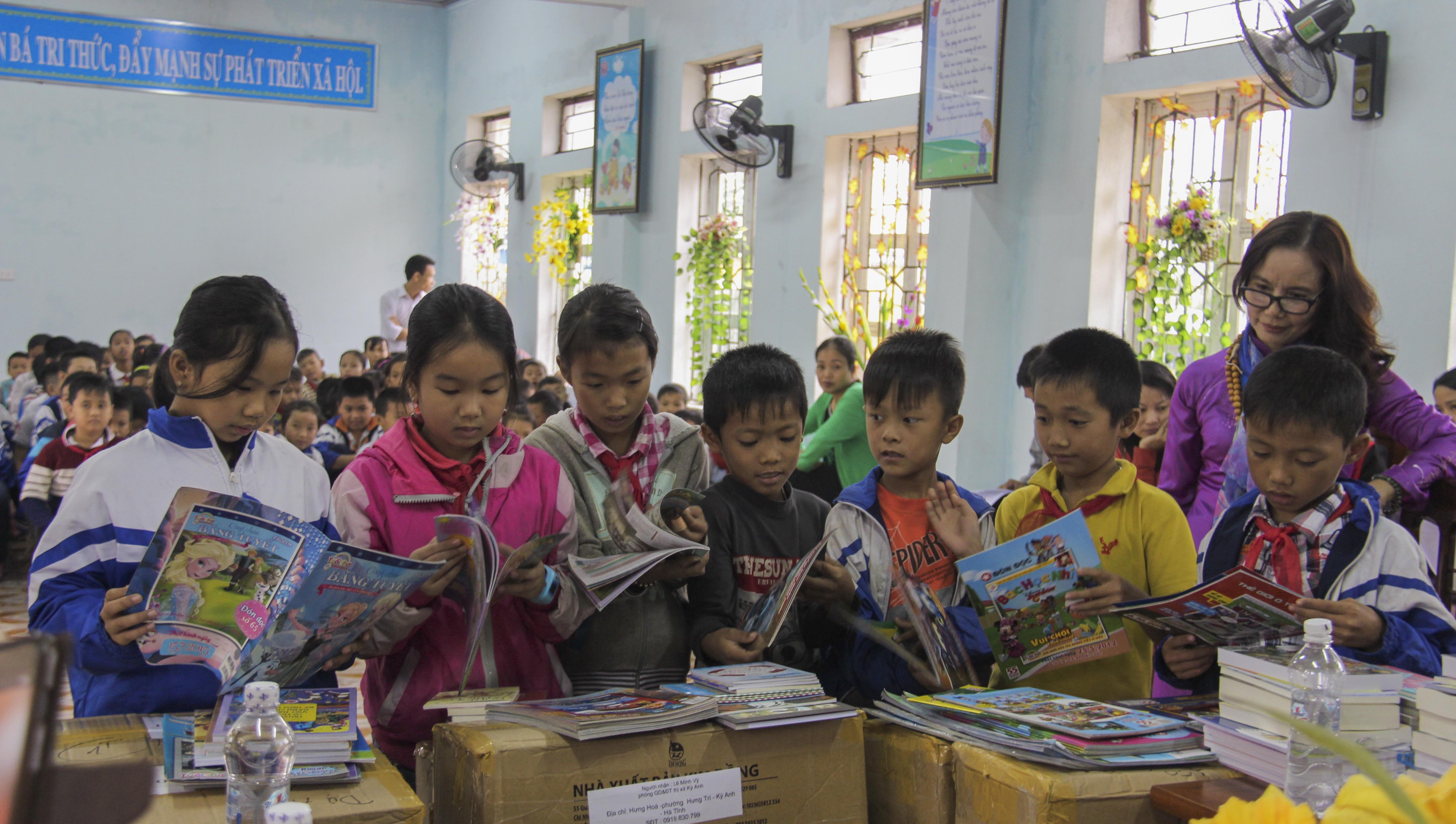 Hoi Xuat ban tang qua hoc sinh Ha Tinh anh 2