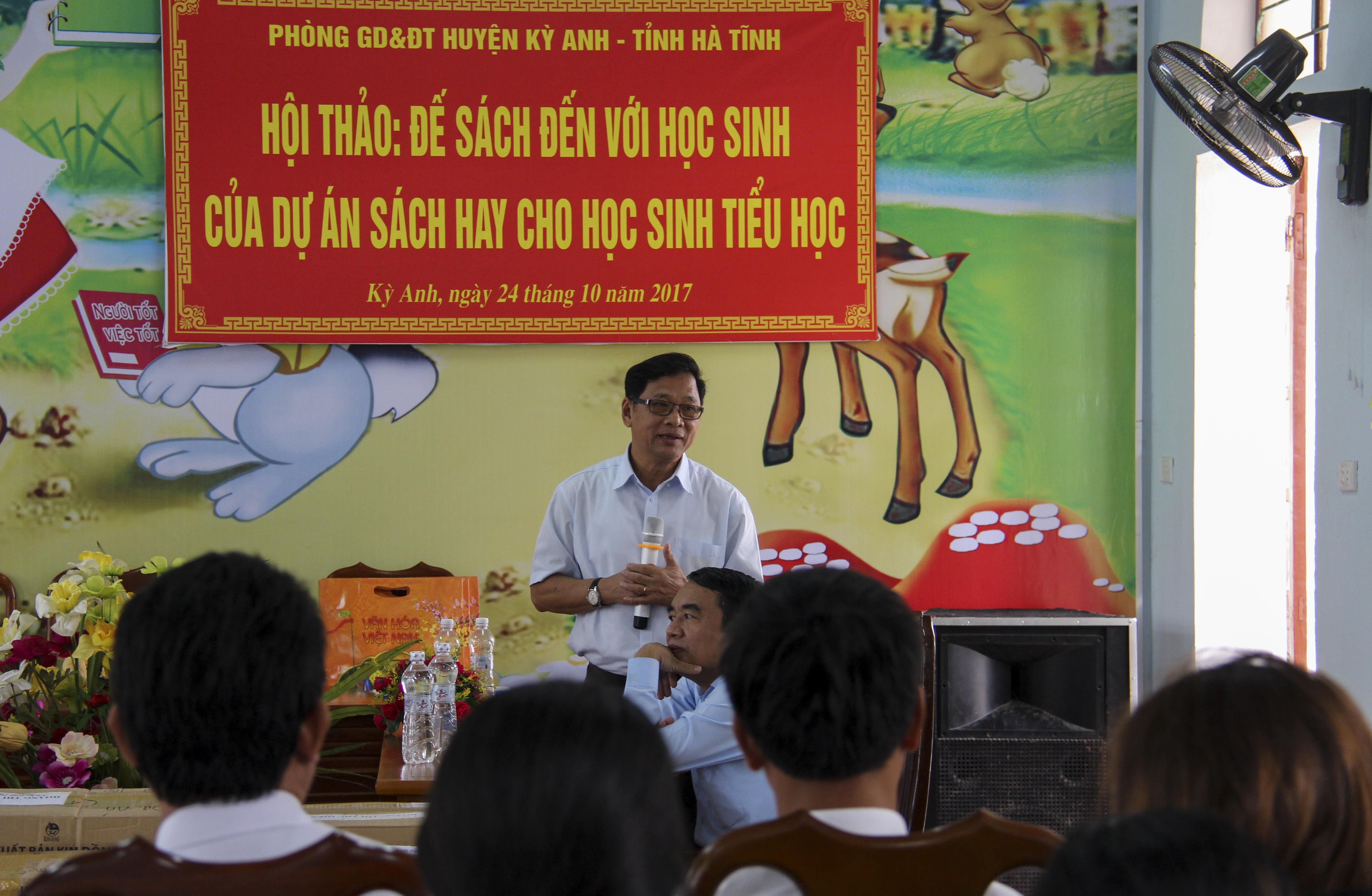 Hoi Xuat ban tang qua hoc sinh Ha Tinh anh 1