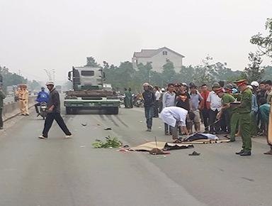 Tranh bo qua duong, 2 thanh nien bi xe dau keo tong chet hinh anh