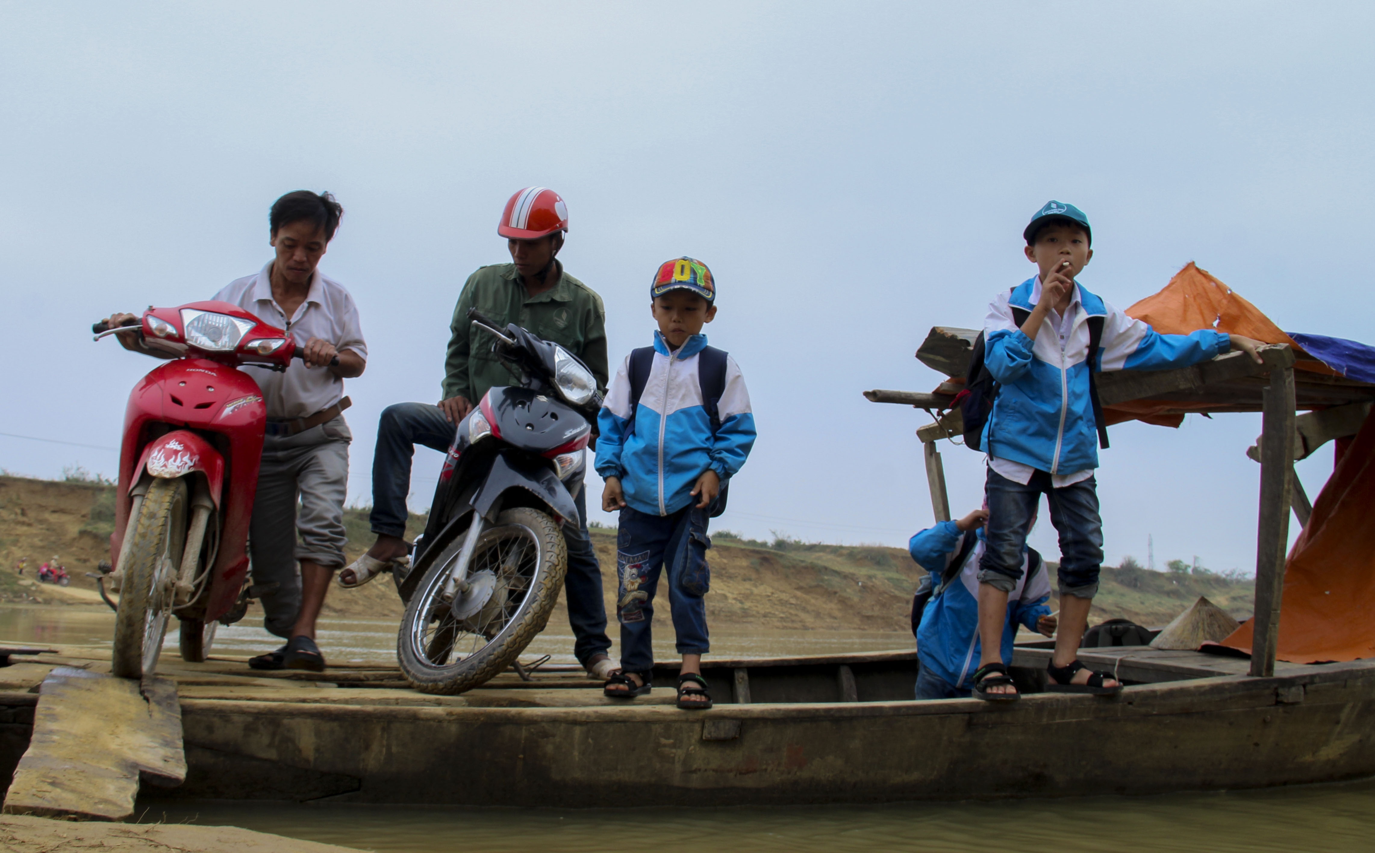 Canh hoc sinh vung lu ngoi do vuot song Ngan Sau den truong hinh anh