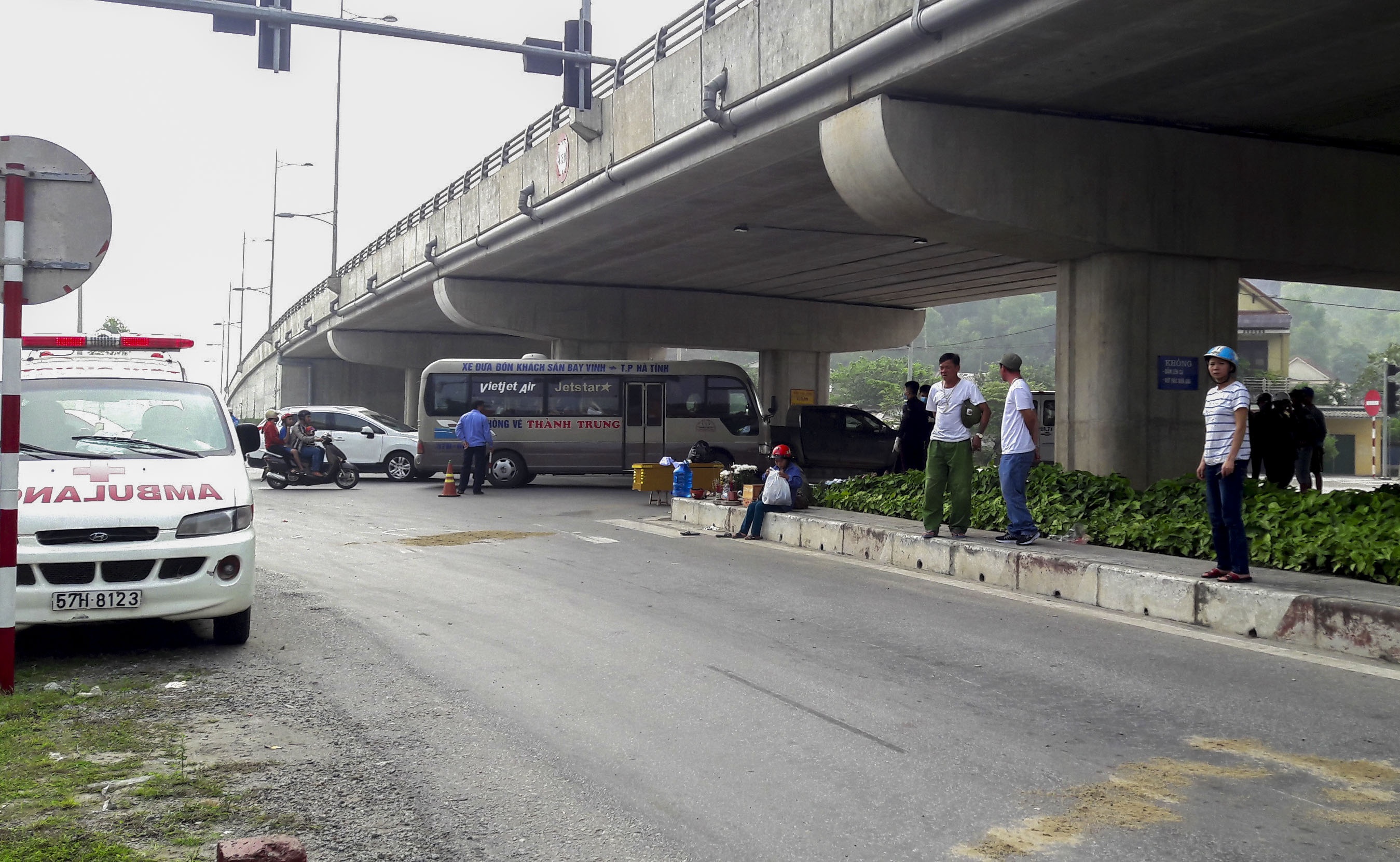 Hai bo con di tham nguoi than bi xe tai can tu vong hinh anh