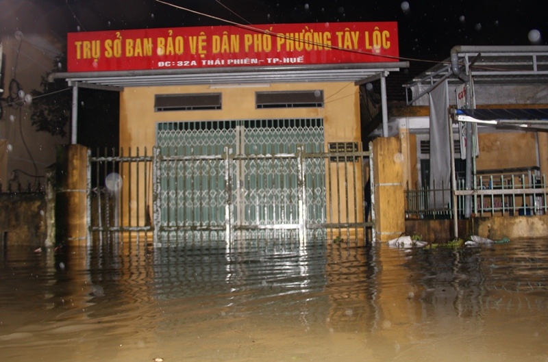 bi bom trong nuoc lu anh 2