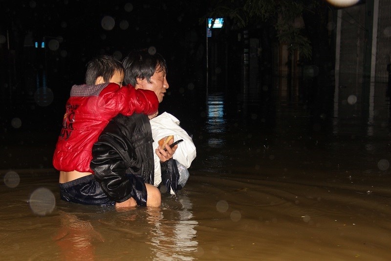 Kinh thanh Hue bi ngap sau, nguoi dan trang dem canh lu hinh anh