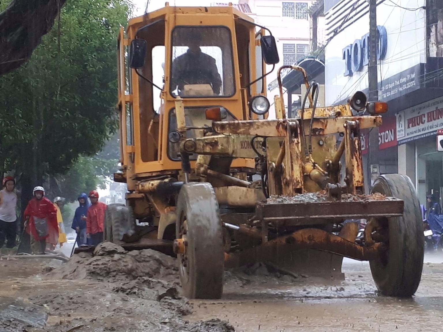 Bun day 30 cm sau lu, nguoi dan Hue phai dung may ui don dep hinh anh