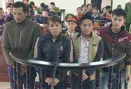 Hai thanh nien trom 14 xe may o dam tiec hinh anh