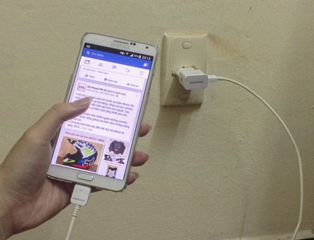 Nu sinh lop 9 bi dien giat tu vong khi sac dien thoai hinh anh