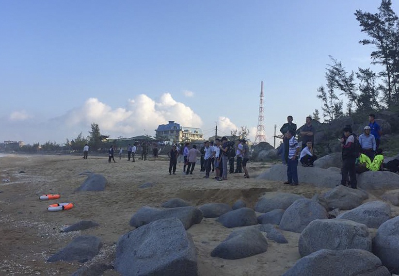 Phat hien thi the nam sinh tam bien bi nuoc cuon mat tich hinh anh