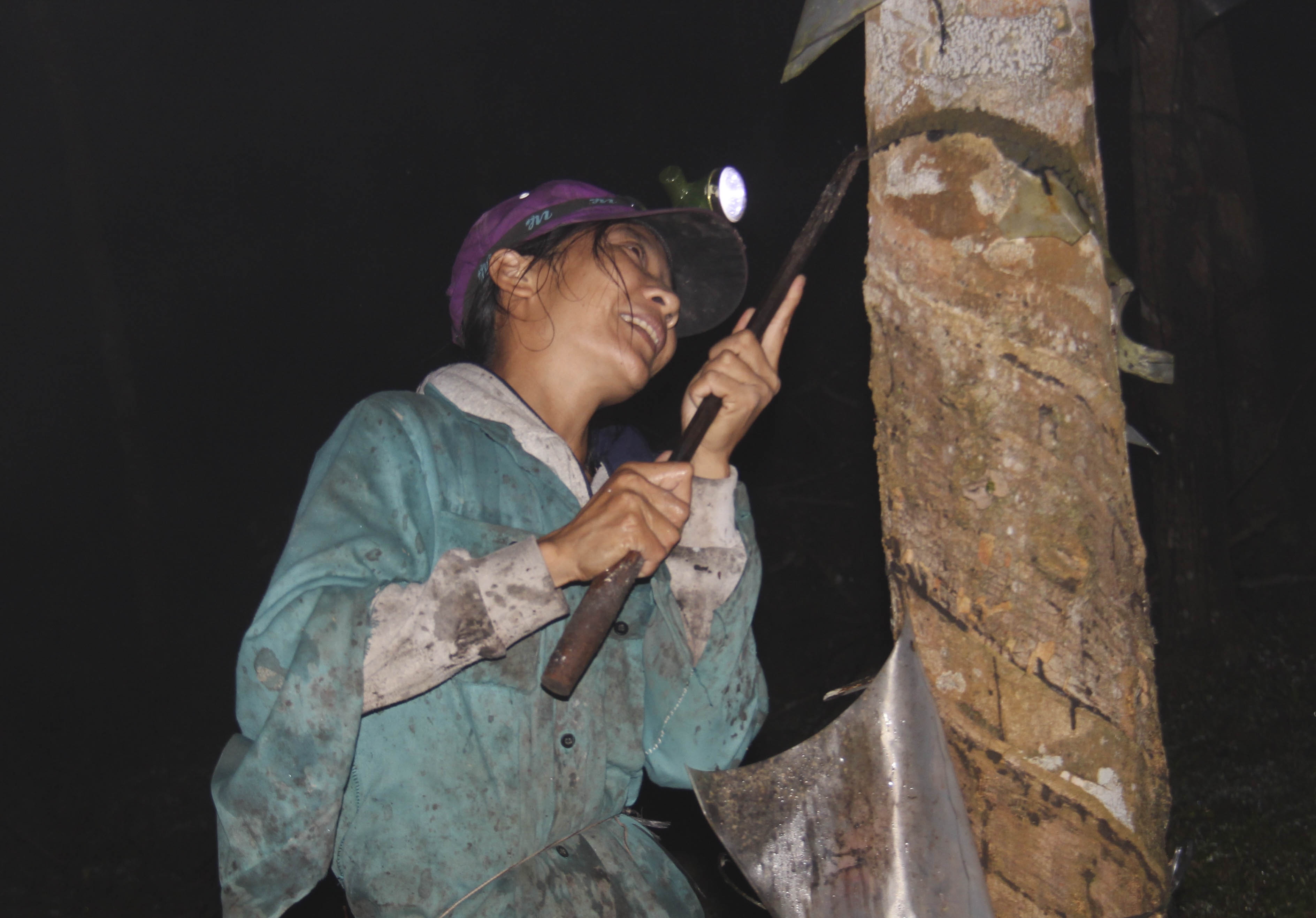 Nghe cao ‘vang trang’ trong dem o vung bien Ha Tinh hinh anh