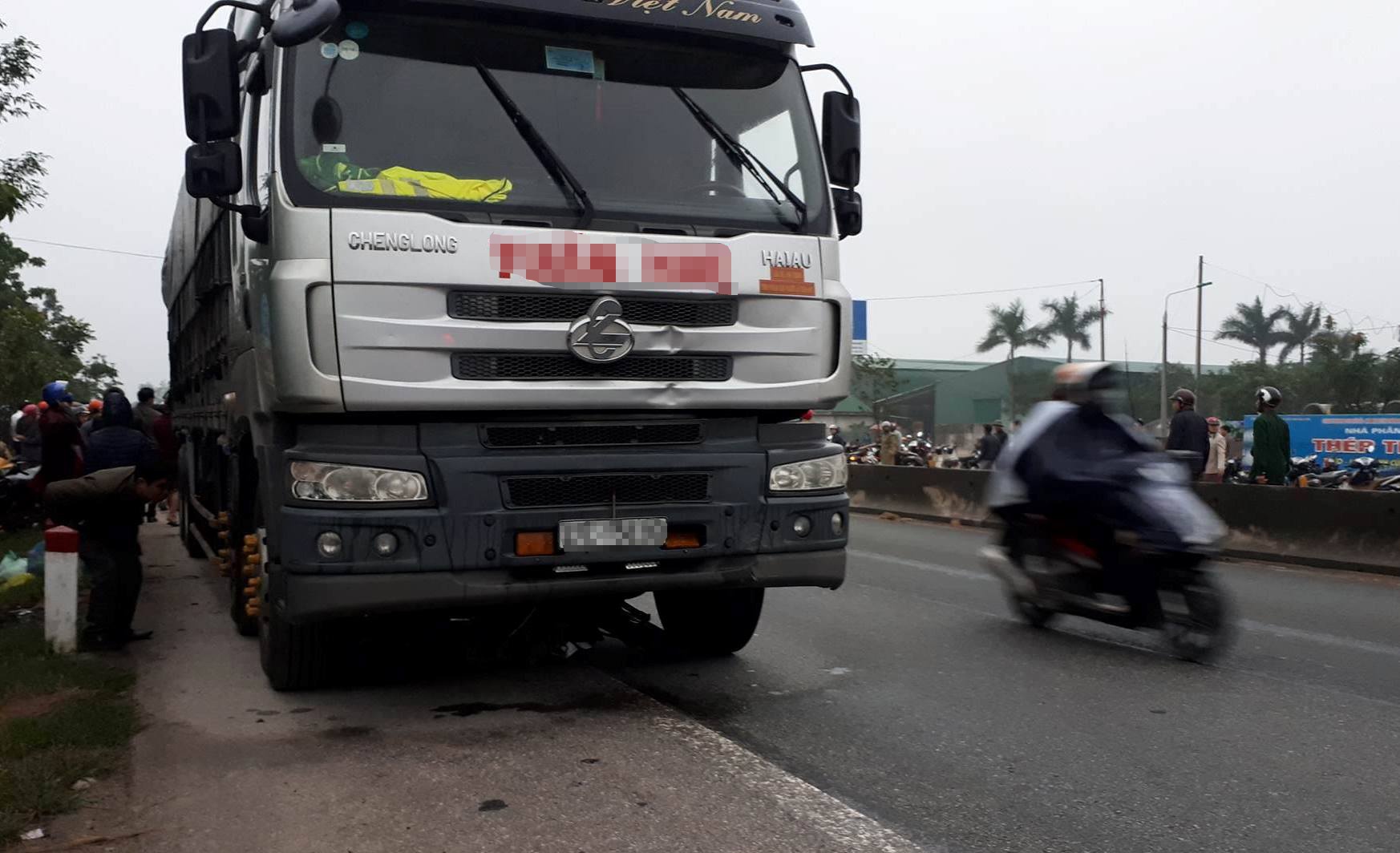 Hai nguoi dan ong tu nan duoi gam xe tai hinh anh