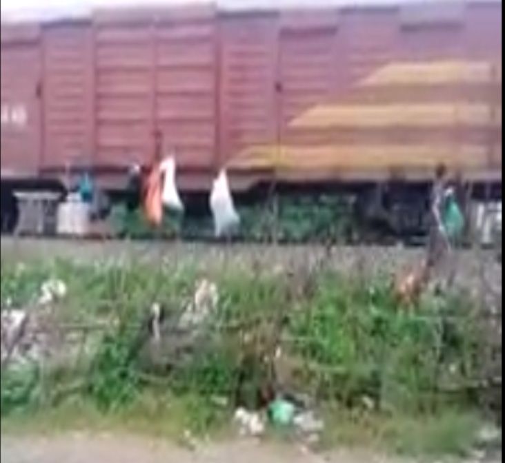 Canh nguoi dan chay theo treo rac len tau lua hinh anh