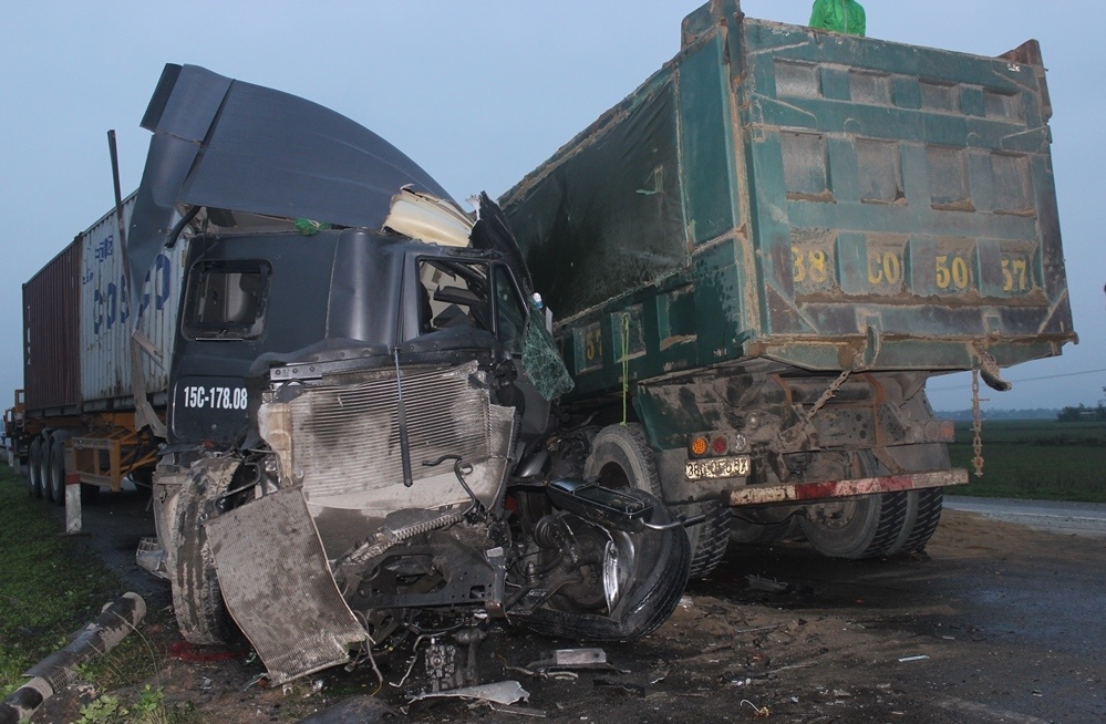 Xe tai, xe dau keo dam doi dau, 2 tai xe mac ket trong cabin hinh anh