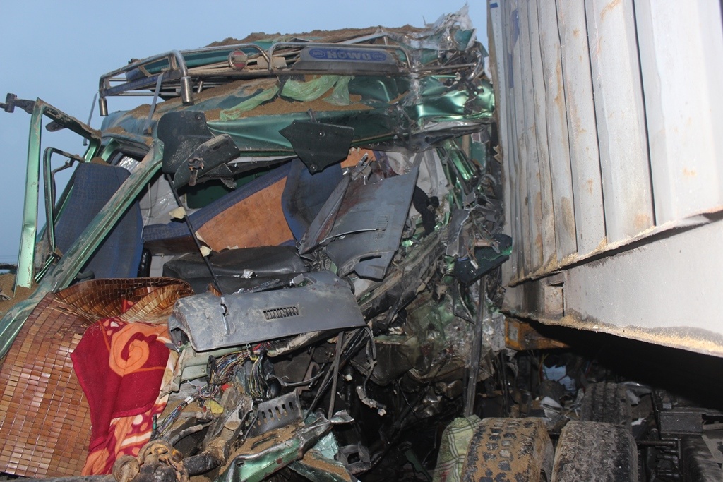 tai xe mac ket trong cabin anh 2