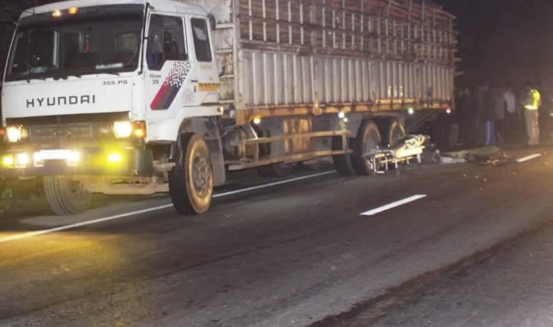 Nguoi dan ong tu nan khi dam vao duoi xe tai hinh anh