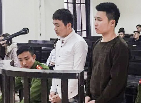 Cap 9X dung bun dat di trom xe may hau toa hinh anh