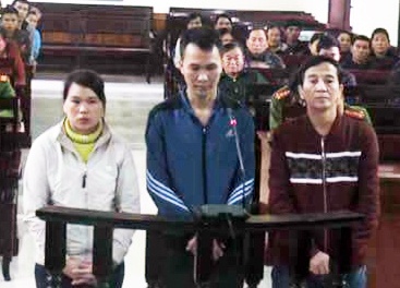 Hai tu ong thay nhau cuong buc nhan vien moi sau chau nhau hinh anh