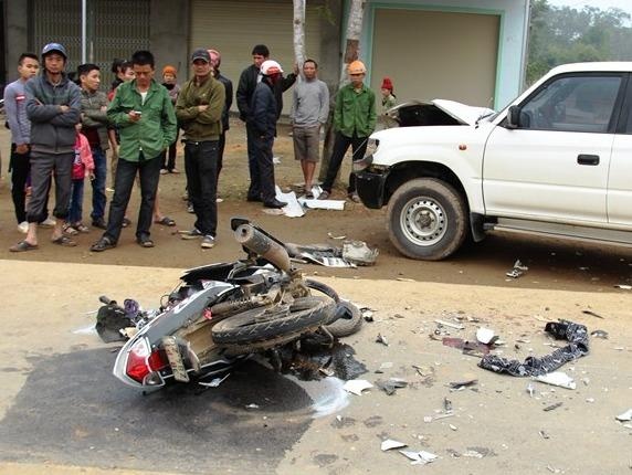 Tong truc dien oto bien xanh, 3 thanh nien di an cuoi ve tu vong hinh anh