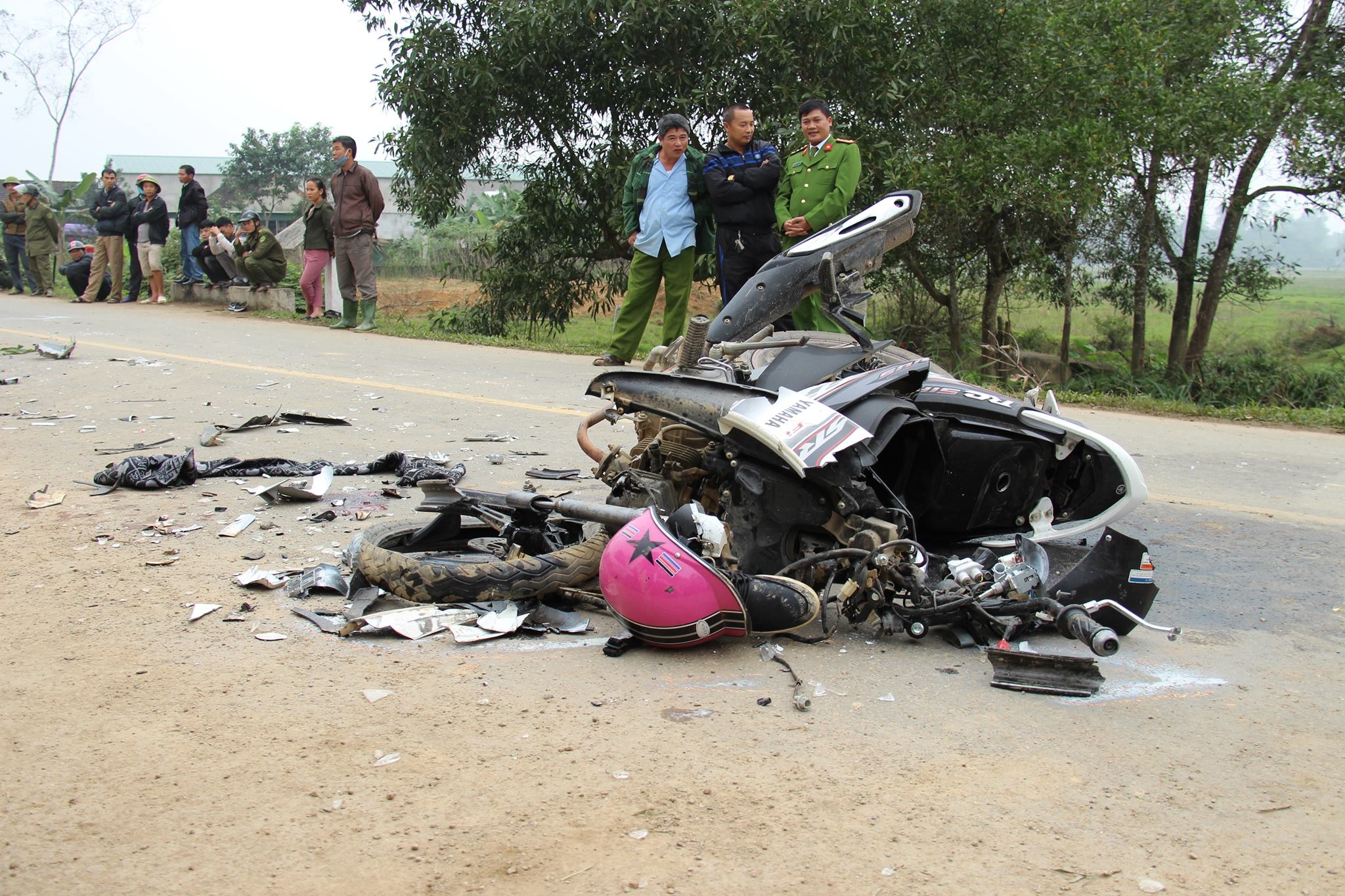 xe biển đâm xe máy chở 3 ảnh 2 xe bien dam xe may cho 3 anh 2