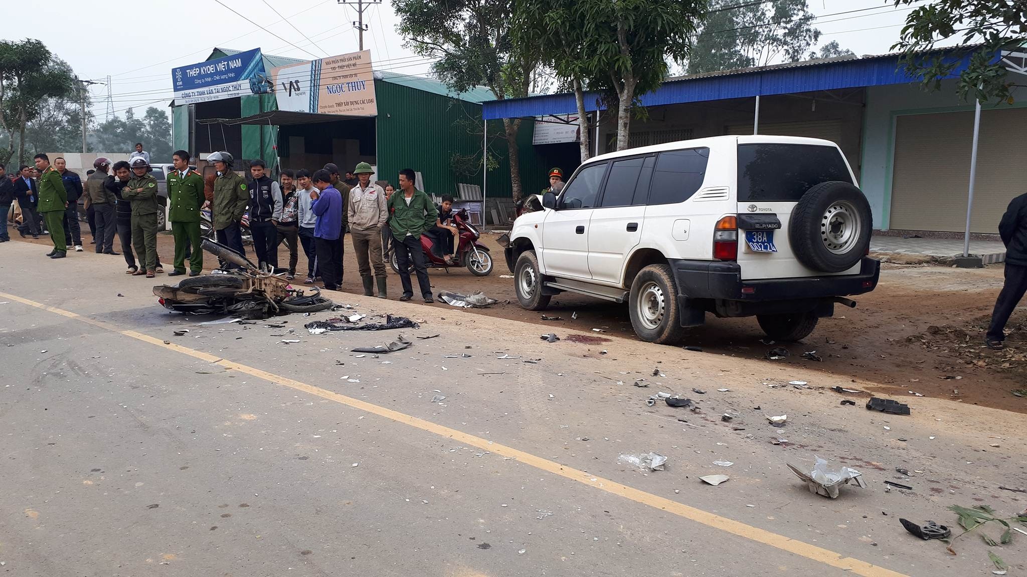 Oto bien xanh cho lanh dao huyen va cham xe may lam 3 nguoi chet hinh anh