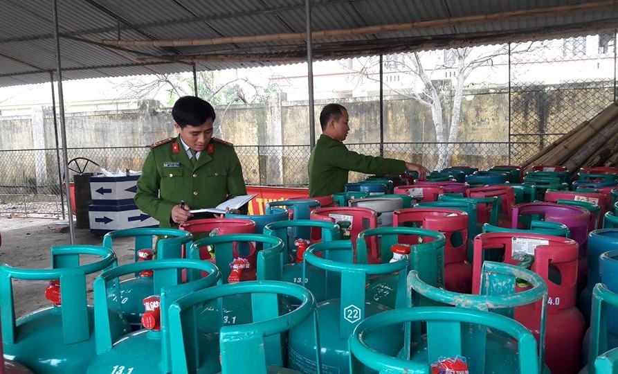 Thu giu gan 200 binh gas khong phep giua khu dan cu hinh anh