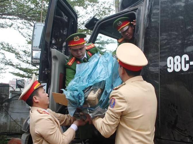 bắt xe container chở pháo lậu ảnh 1 bat xe container cho phao lau anh 1