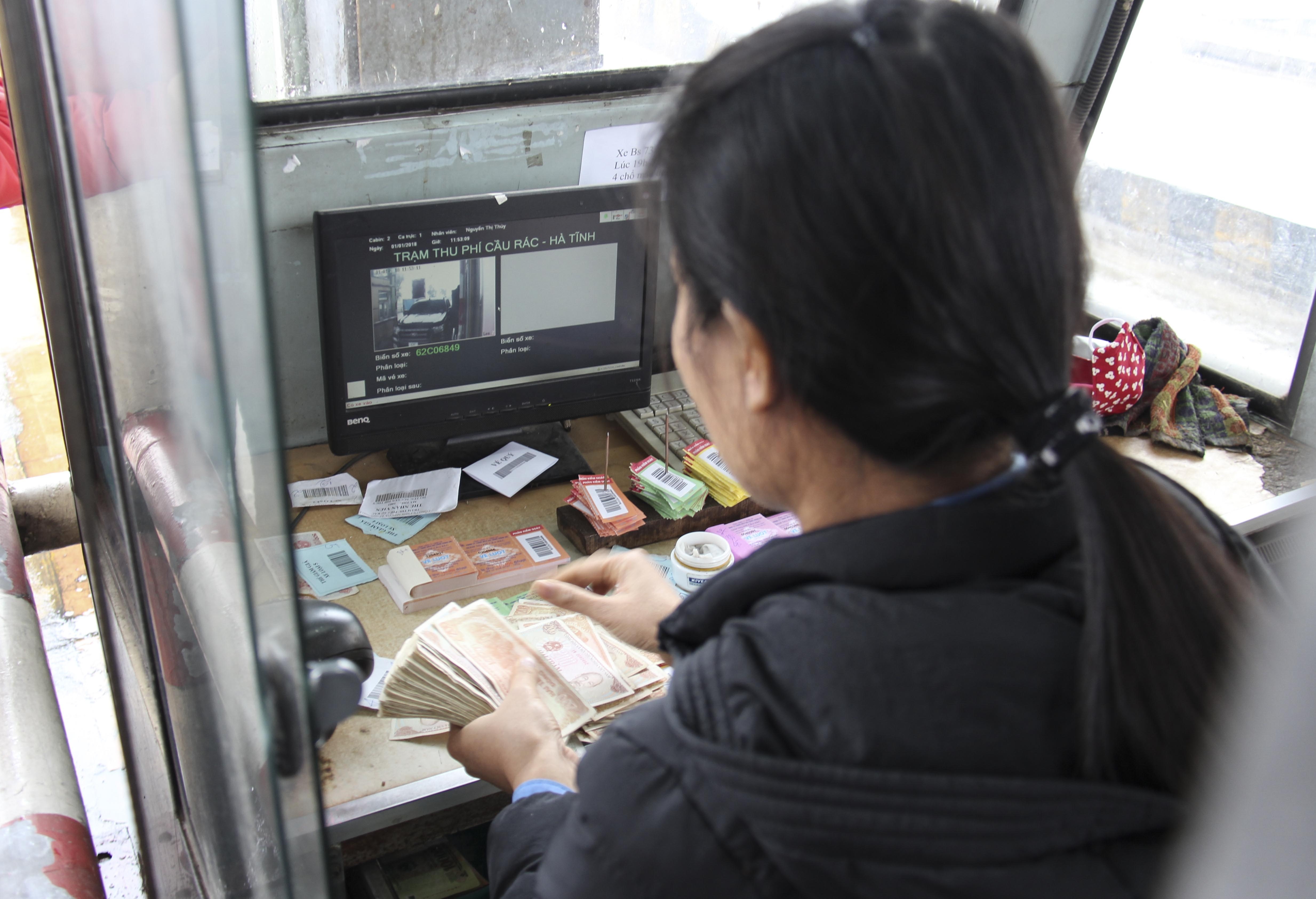 Dung tien le mua ve qua tram BOT Cau Rac hinh anh