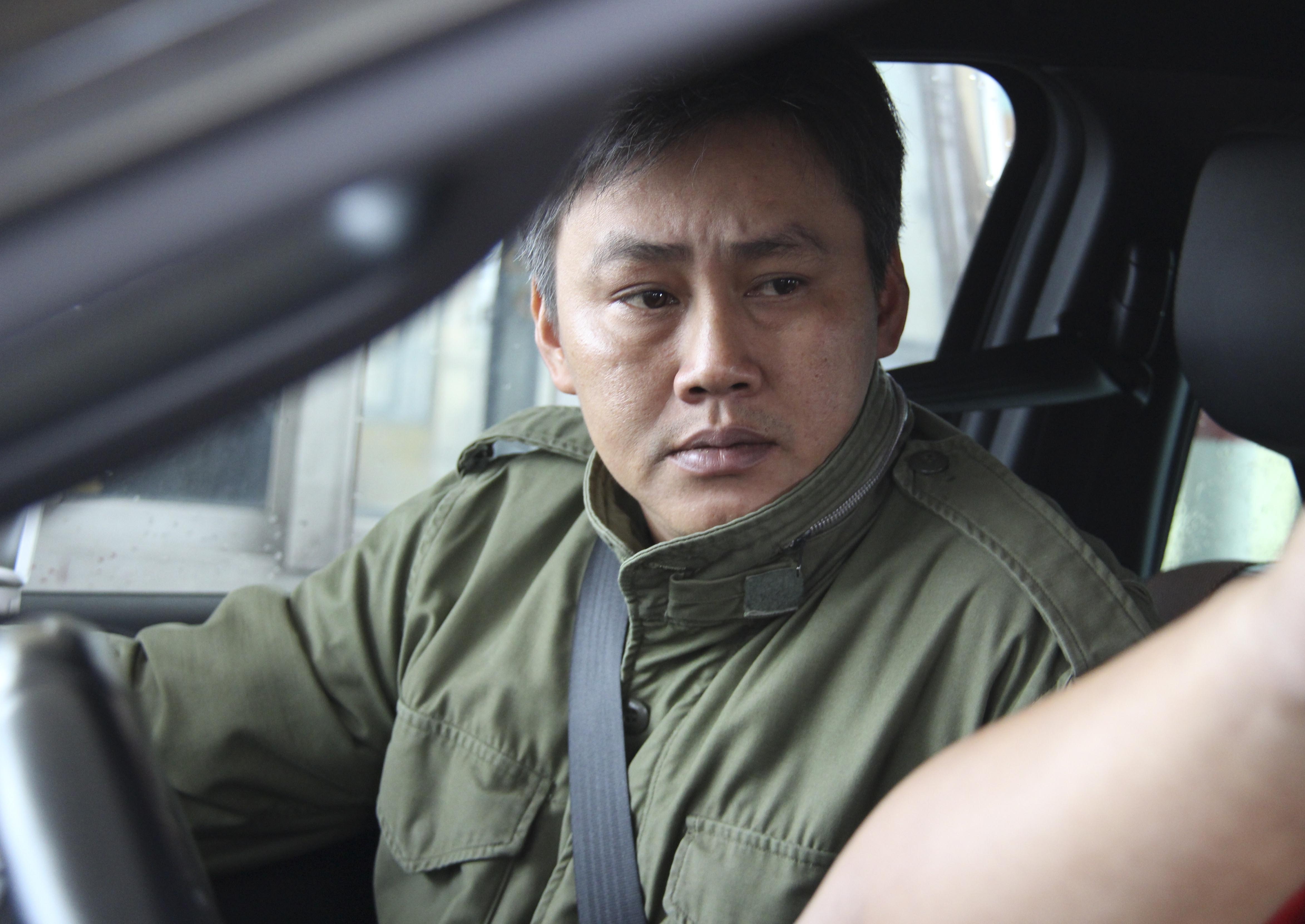 Nhan vien BOT Cau Rac tu choi ban ve cho tai xe dung tien xu hinh anh