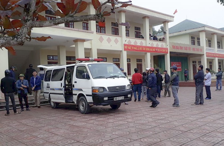 Nu sinh lop 7 de lai thu tuyet menh roi tu tu tren lop hoc hinh anh