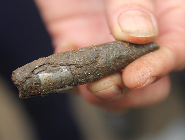 Hai tre em nhap vien do dap vat giong dau dan hinh anh